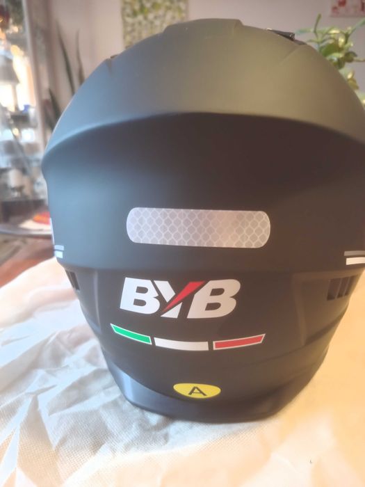 Нова каска за мотор BYB FullFace размер XL с вграден тъмен визьор + Bluetooth 5.3 Intercom