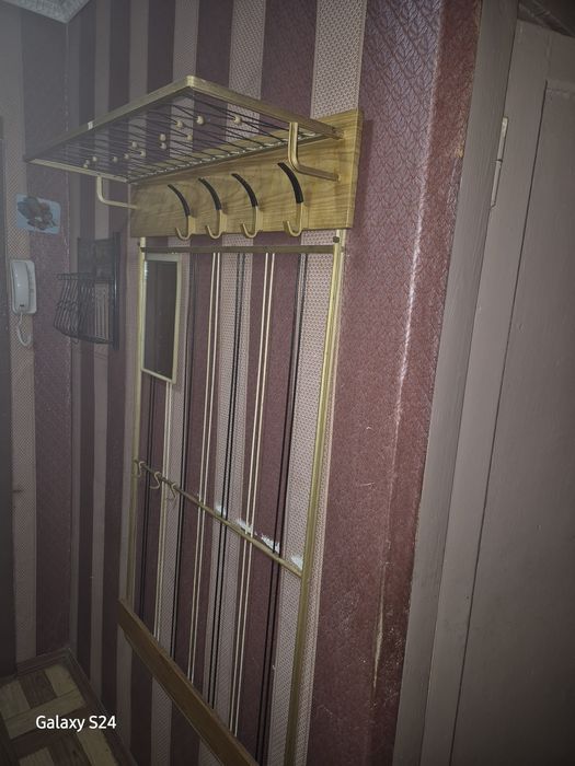 Продам вешалку в прихожую