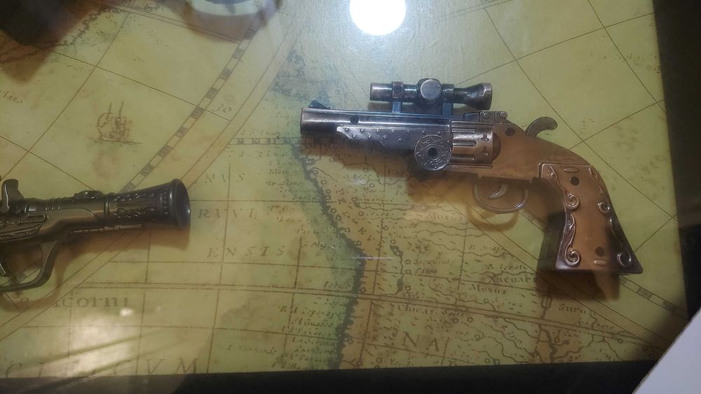 Panoplie tablou arme 3 pistoale si harta