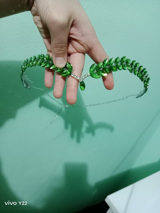 Yashil toshlar bilan ishlangan gózal Diadema