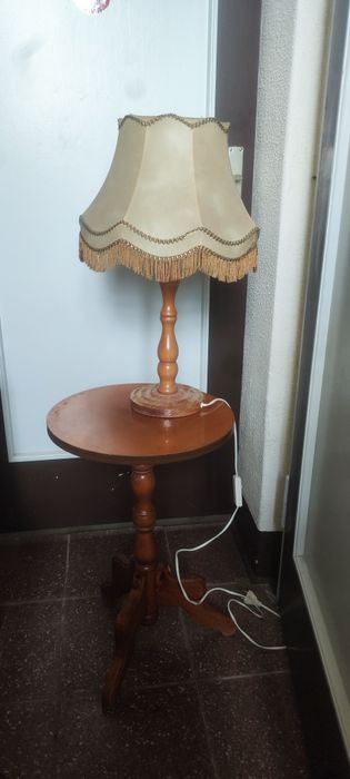 Măsuță veche cu lampa