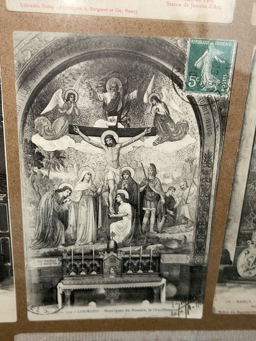Vand tablou vintage cu carti postale si bacnote