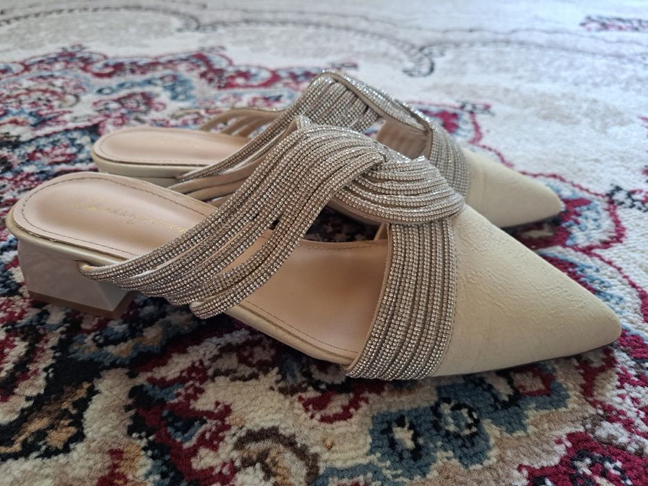 Ayollar uchun oyoq kiyim