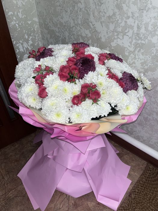 Большой свежий букет хризантем