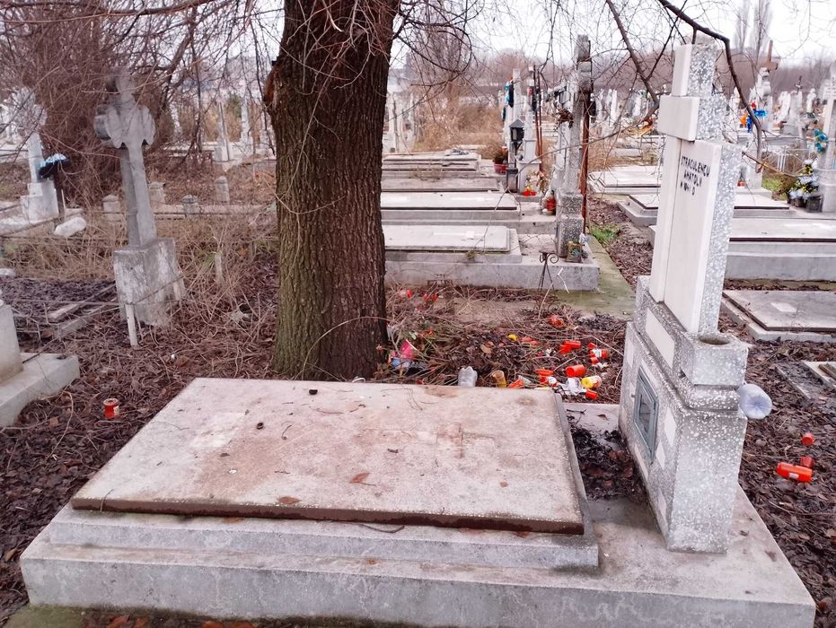 Vand loc de veci doua persoane la cimitirul municipal Chercea