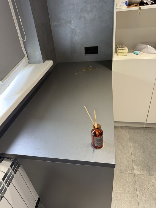 Серый стол и шкаф белый