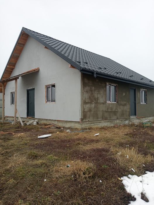 Casa la roșu de vânzare