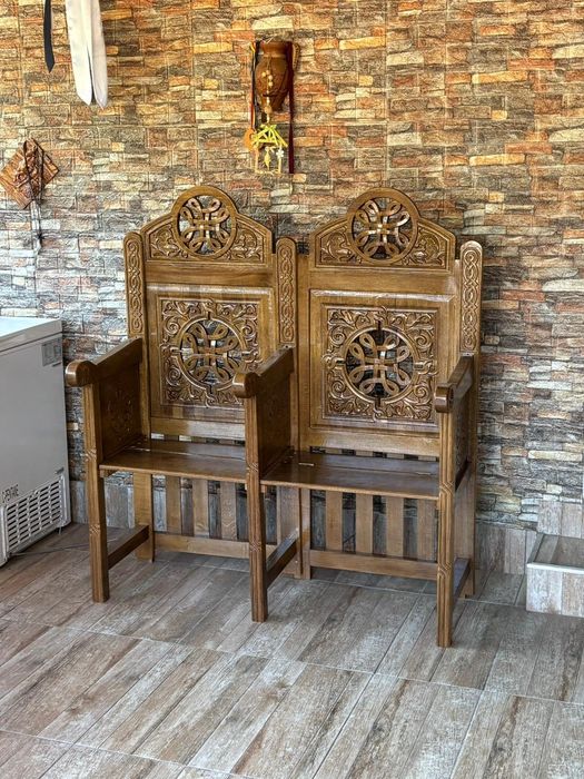 Scaune sculptate (străni)