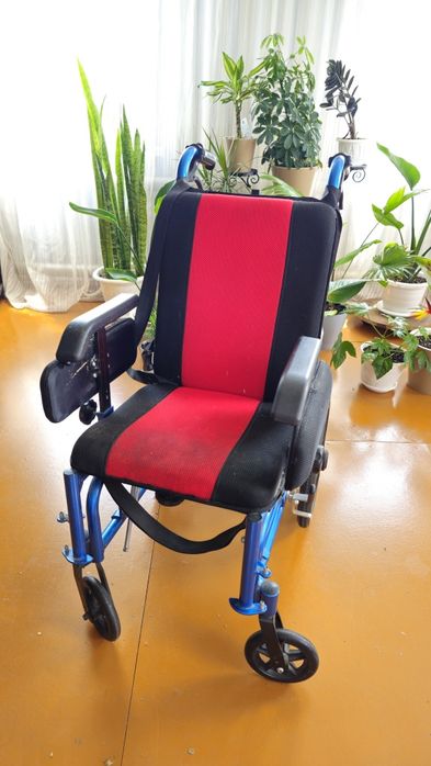 Продам детское инвалидное кресло
