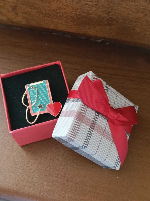 Брошки за лекар в кутийка
