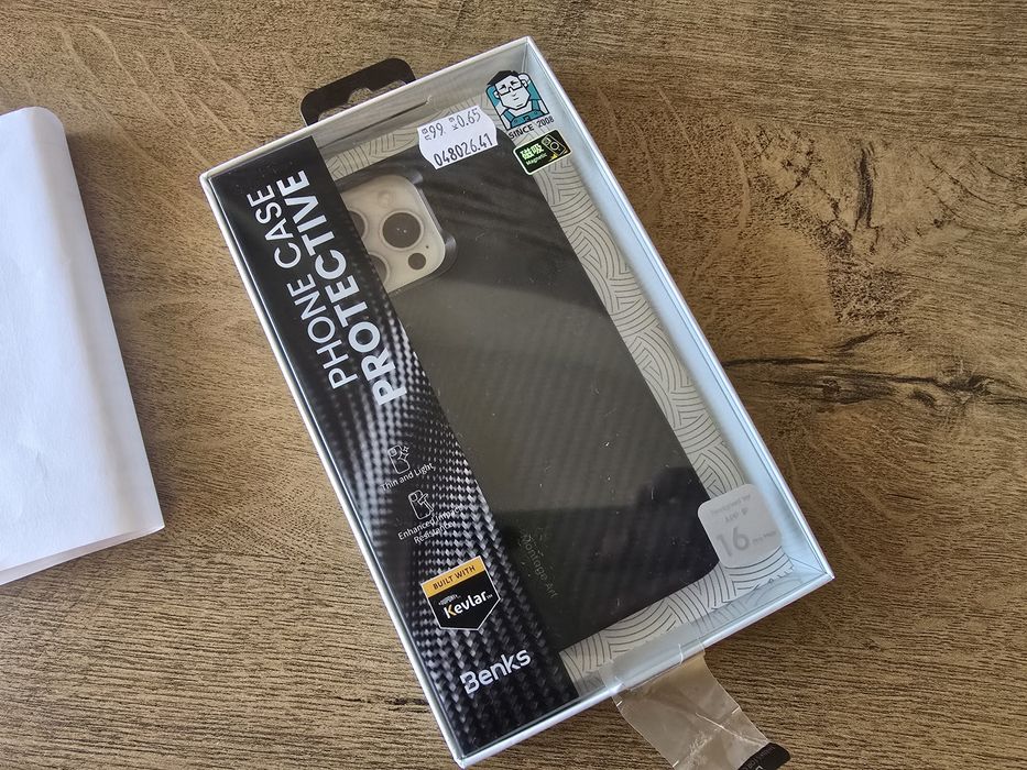 iPhone 16 Pro Max Pitaka carbon и Benks carbon