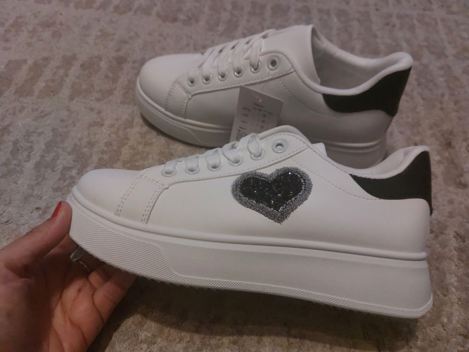 35 лв, нови маратонки с етикет, 38 номер,  стелка 24 см