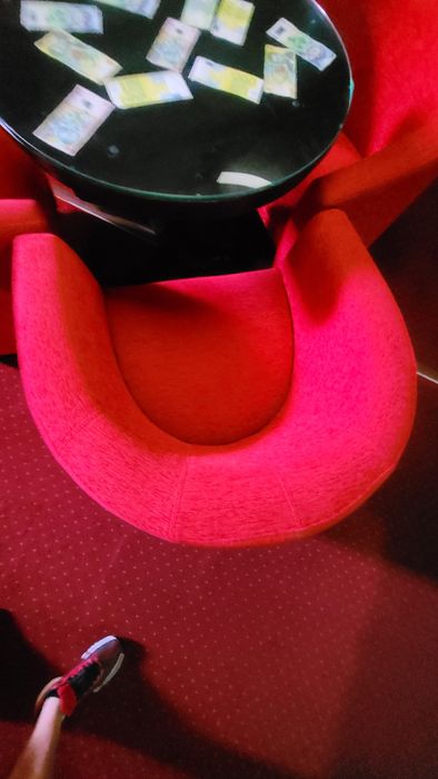 Vând 3 seturi mese plus fotolii preț 1000 lei