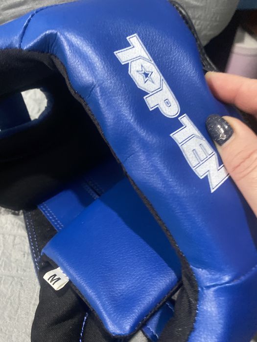 Боксерские перчатки и шлем