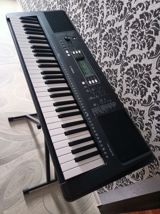 Продаю синтезатор Yamaha PSR - E373 с подставкой