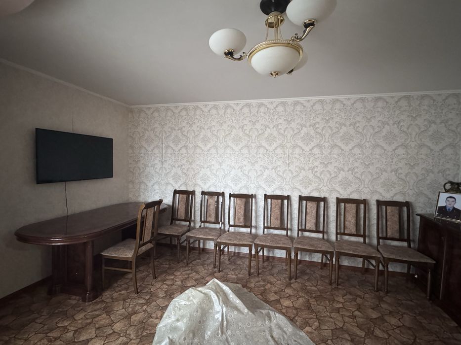 Стол со стульями