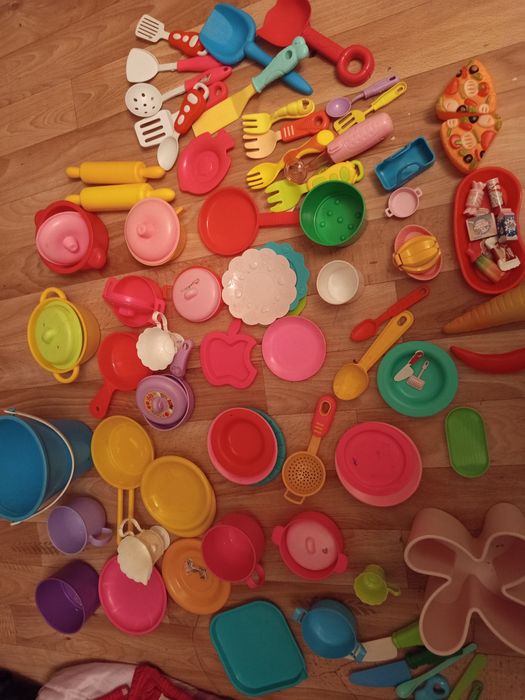 Продам пакет игрушек для девочек,посудки