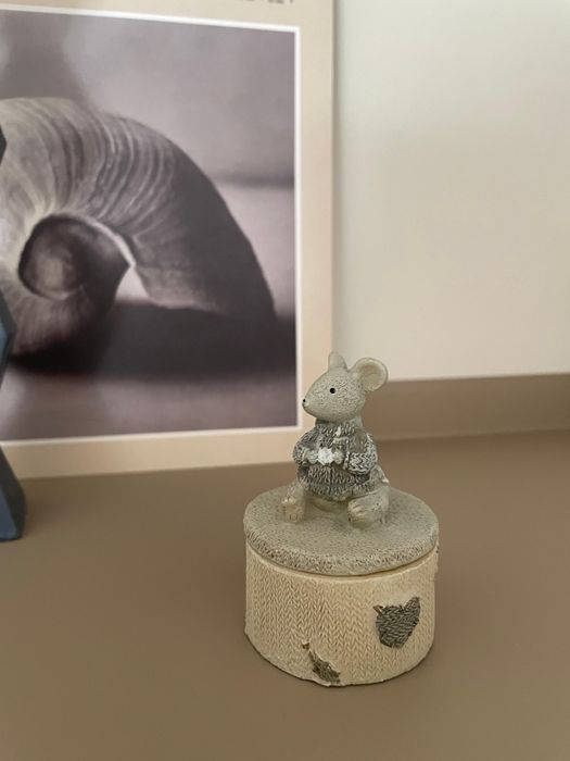 Cutiuta de mici dimensiuni pt bijuterii (inele) / cutiuta de mot bebe