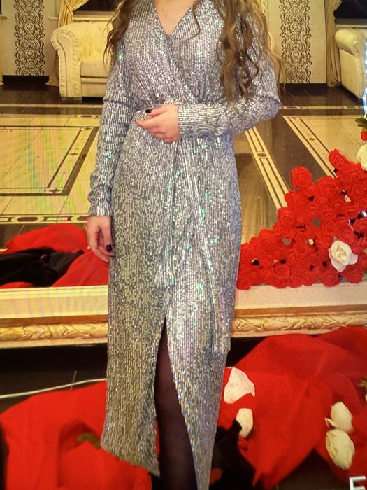 Платье с пайетками миди