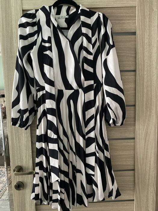 Rochiță elegantă a fost purtat doar de 2 ori