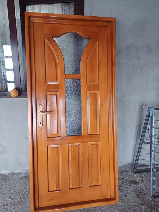 Vand 4 usi de brad,1 m90 pe 88