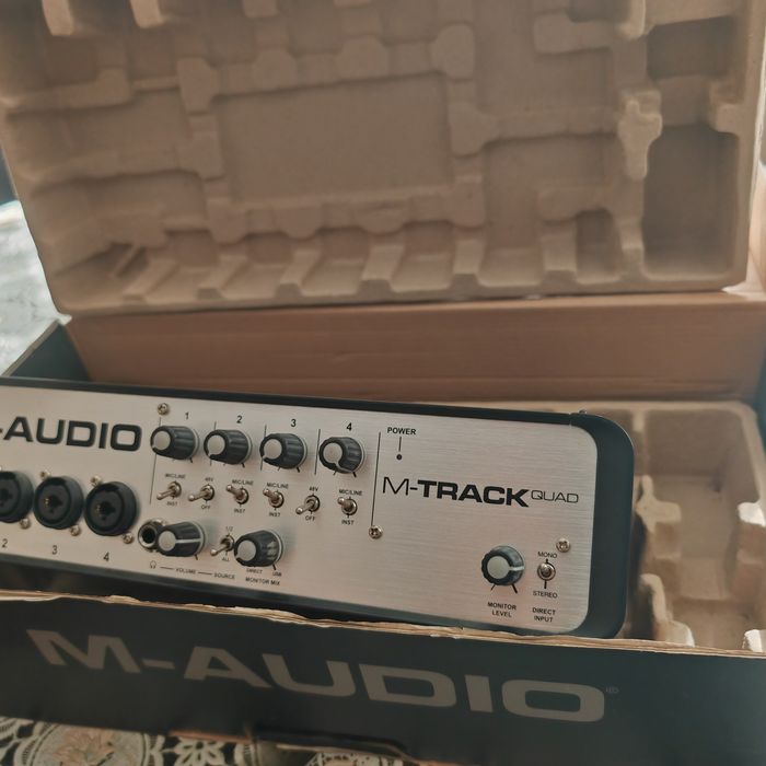 nterfață Audio M-Audio M-Track Quad – 4 Canale (Cutie + Alimentator) are  un mic zgomot de fondde fond