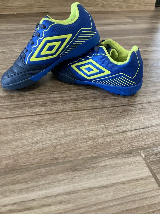 Футболни обувки стоножки