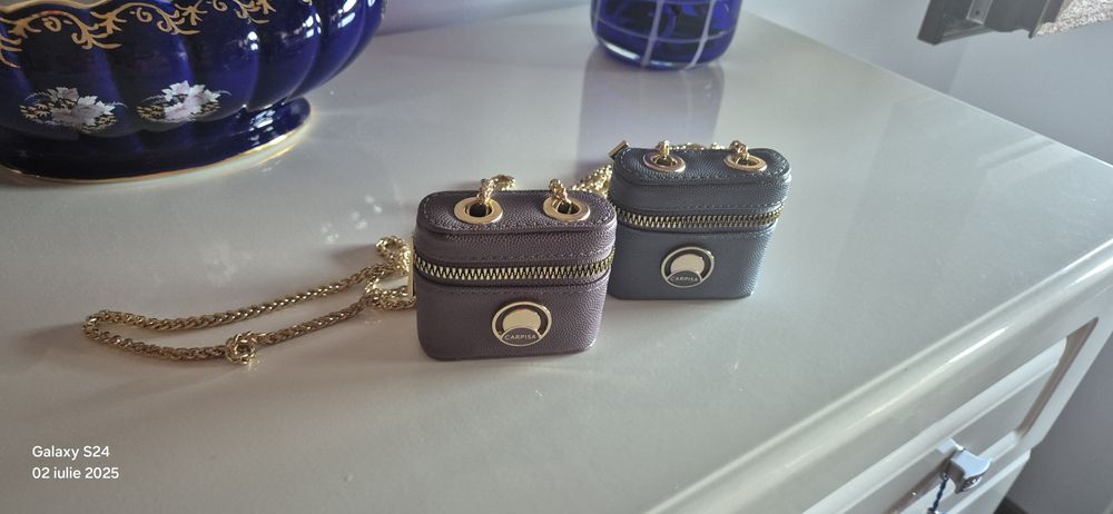 Mini genti cu lant inclusive, se pot purta la gat  .