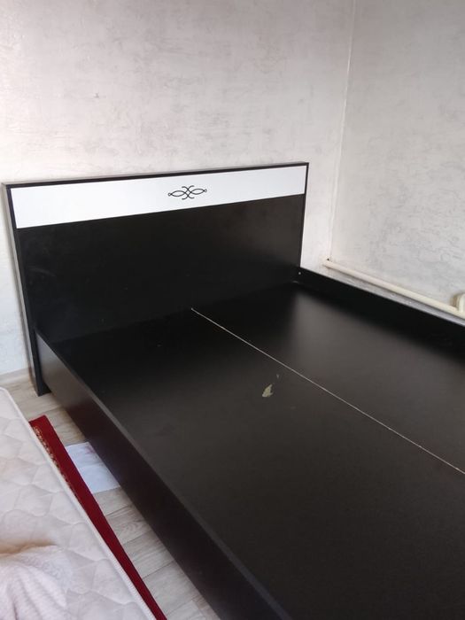 Двухспальная кровать+2 комод