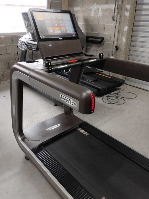 Бягаща пътека с Touch Screen дисплей TechnoGym Run Artis