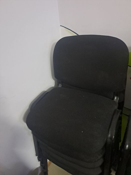 Стулья офисные черные