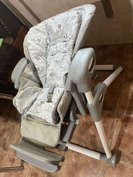 Vand scaun de masa bebe folosit