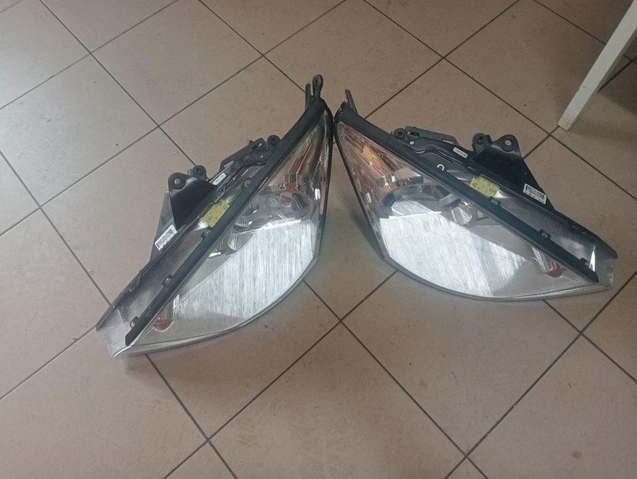 Faruri Ford focus 1. 2004 noi