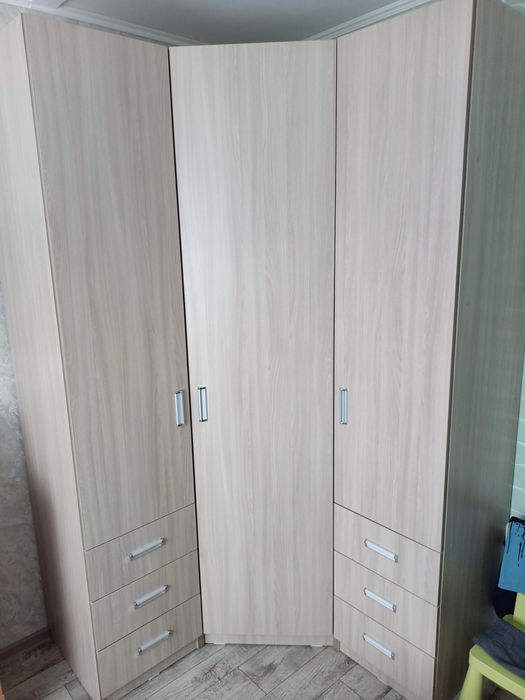 Продам угловой шкаф