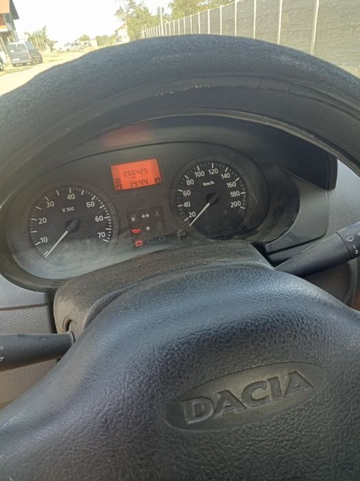 Vând Dacia Logan