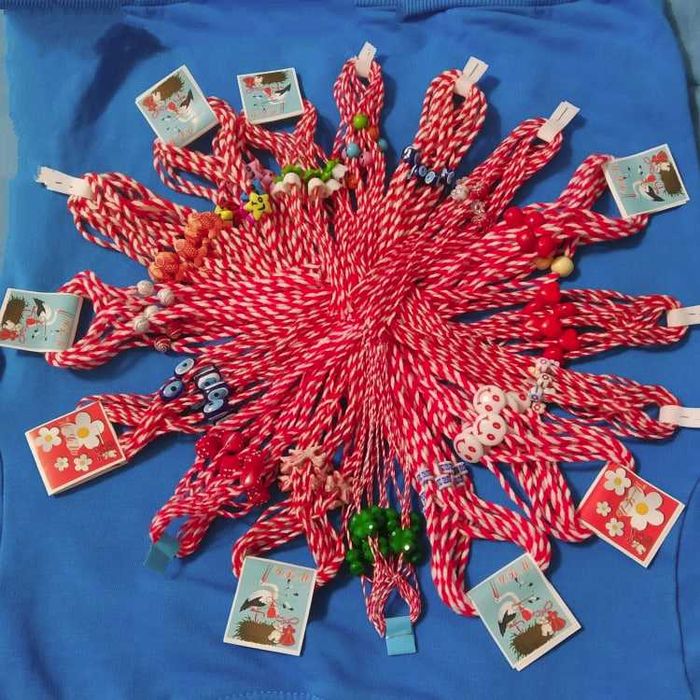 Мартеници гривни, снопчета, за закичване МИКС от производител на едро.