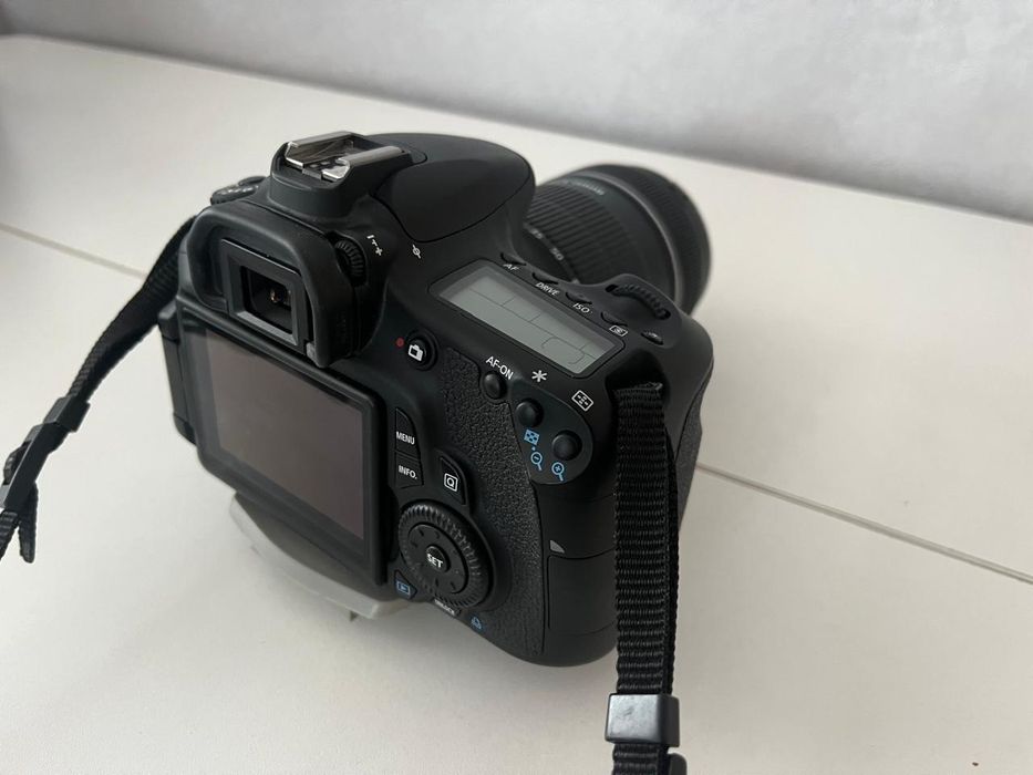 Фотоаппарат Canon EOS60D с встроенным вспышкой
