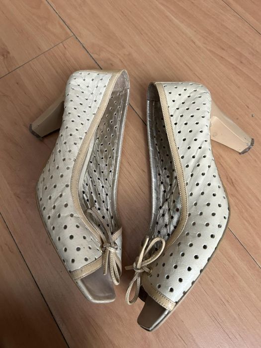 Дамски кожени сандали в бежово и бяло 38 номер