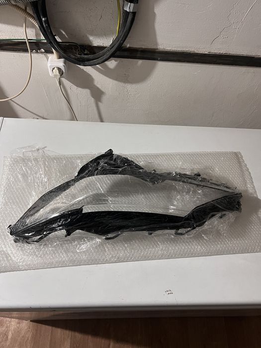 Новое  стекло фары камри 70-75 левая сторона