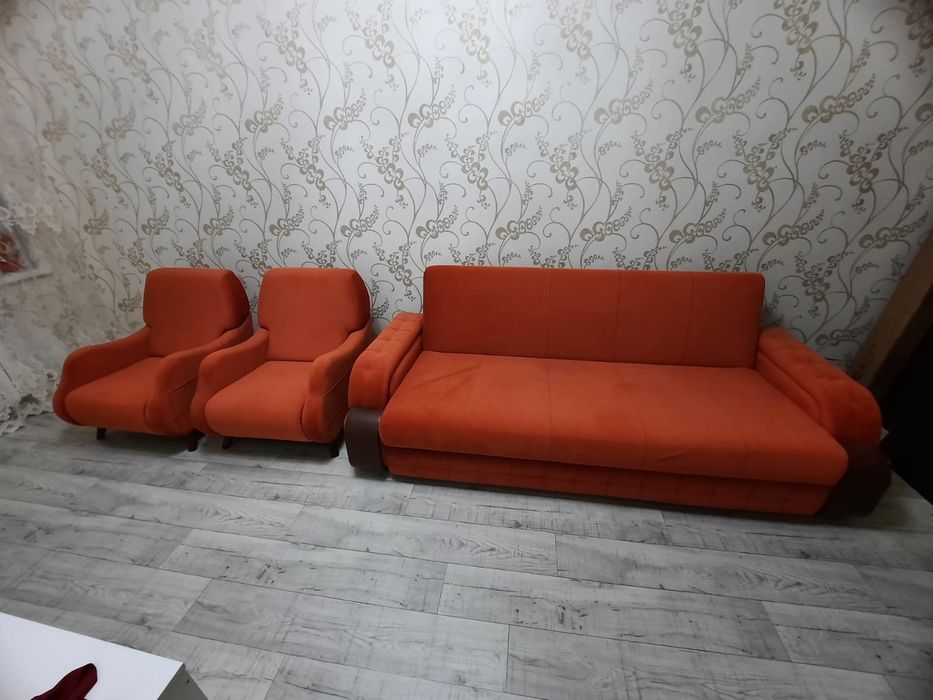 Мебель для гостинной(диван и два кресла)