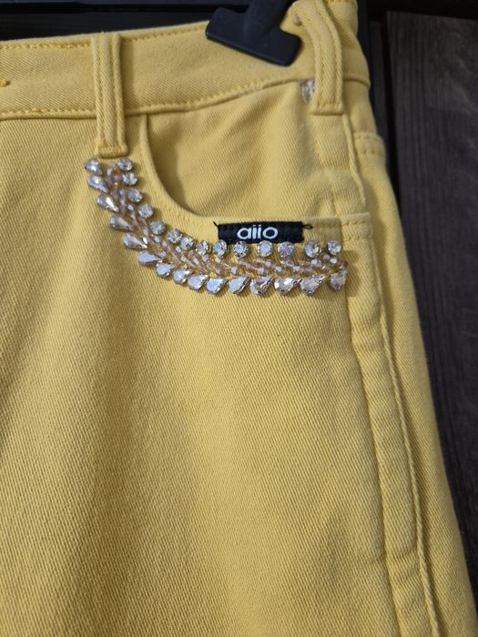 Blugi dama vatuiti cu strasuri la buzunare