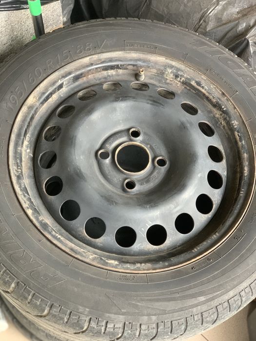 Vand cauciucuri de vara 195/60 r15 plus jante tabla