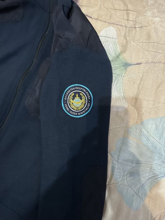 Продам свитер МВД на молнии.