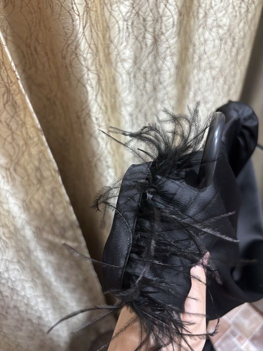 Атласное длинное платье с перьями