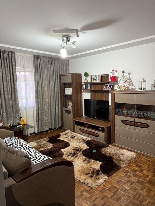 Închiriez apartament 3 camere – Craiovița Nouă (zona Materna)