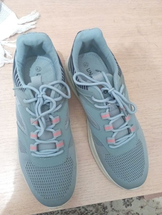 Продам кроссовки 42 размера