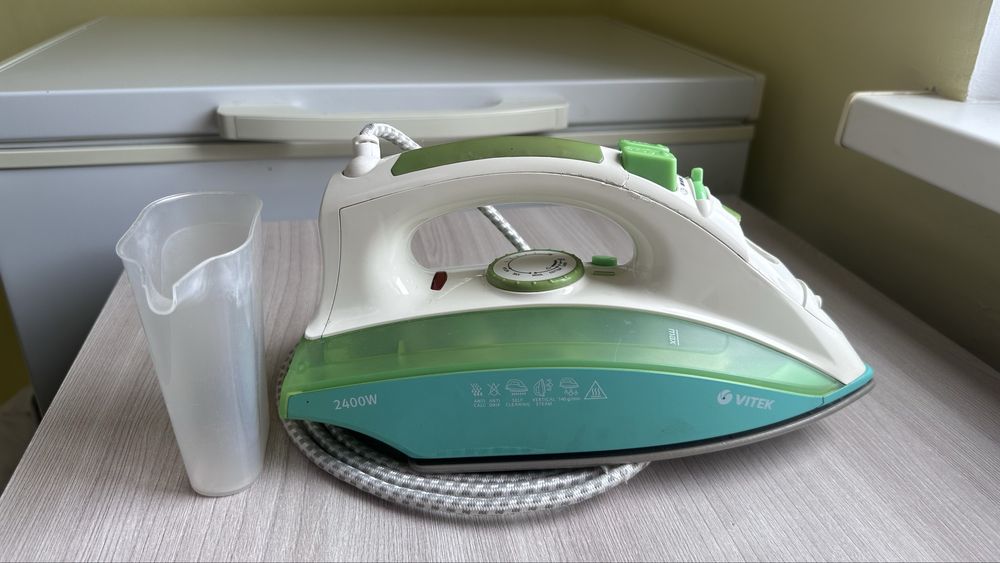 Утюг рабочий в хорошем состоянии