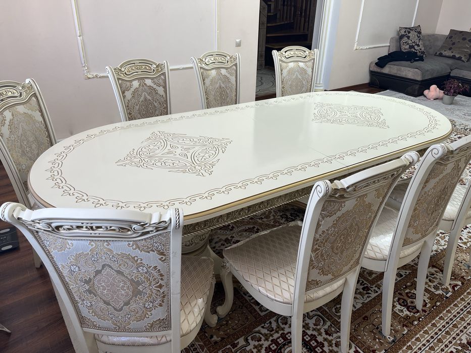 Стол вместе со стульями