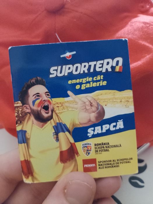 Șepci Suportero roșie/albastră în pas cu moda