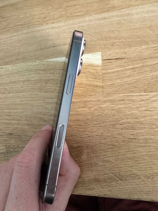 iPhone 16 Pro 256GB Desert Titanium + оригинални Apple кейсове + Quad Lock комплект